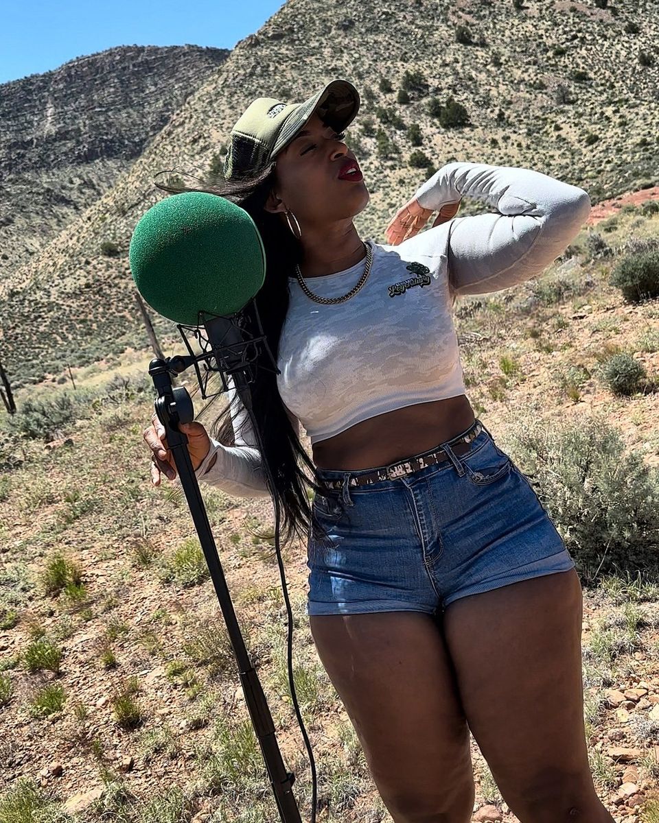 Na'Tee performing